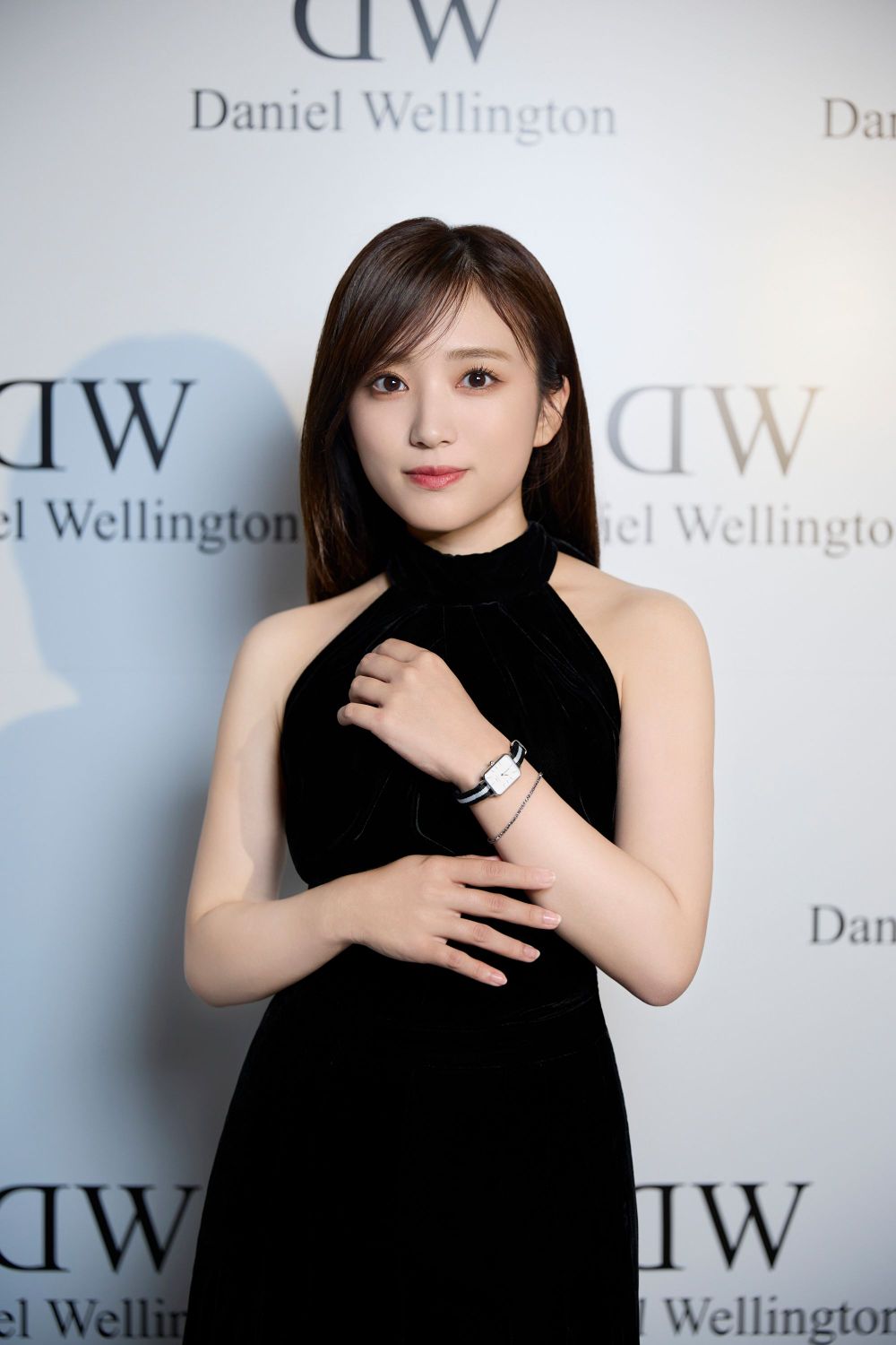 快許願聖誕節禮物！矢吹奈子「女神同款」DW質感灰小方錶超有氣質！-1