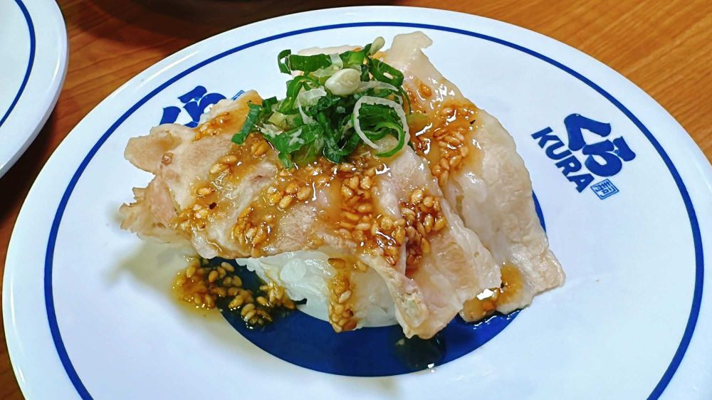 12月藏壽司 X 咒術迴戰聯名扭蛋搶先看！五條悟吊飾、徽章、紙膠帶得要手刀收藏！-1
