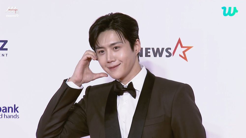 2023AAA亞洲明星盛典紅毯男神降臨!安孝燮、李俊昊俐落正裝帥翻天,金宣虎臉頰愛心太可愛!-2