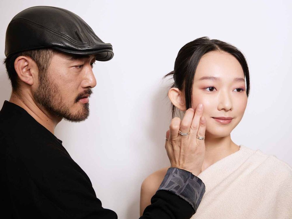 2024春妝搶先發表！THREE全新彩妝力作「萬用綻色膏」腮紅、眼影、唇彩三合一，只用指腹完成清透粉嫩純欲風妝容！-2
