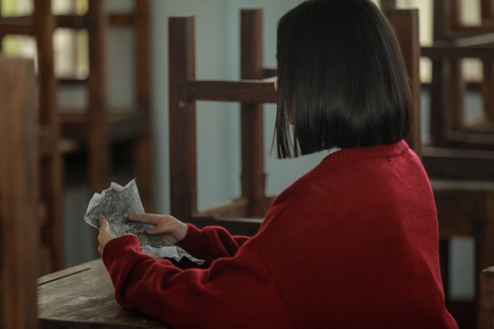 全球首部IMAX泰國鬼片《鬼聲泣》改編自真實案例,女學生放學中邪,半夜邪笑唸咒全家昏迷倒地!-9