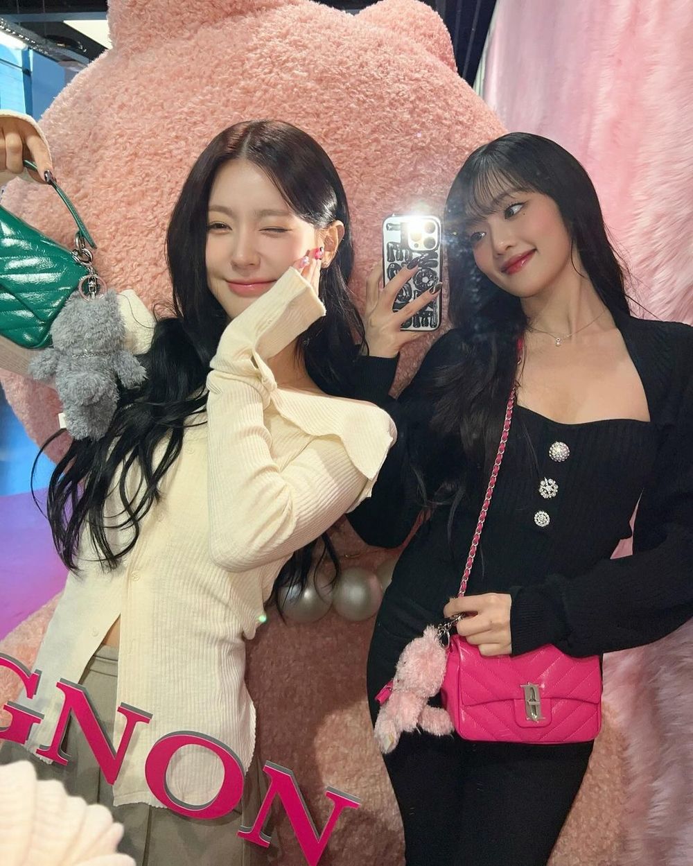 跟朋友出遊怎麼拍才好看？(G)I-DLE、NewJeans人氣女團4招拍出自然閨蜜合照！-4