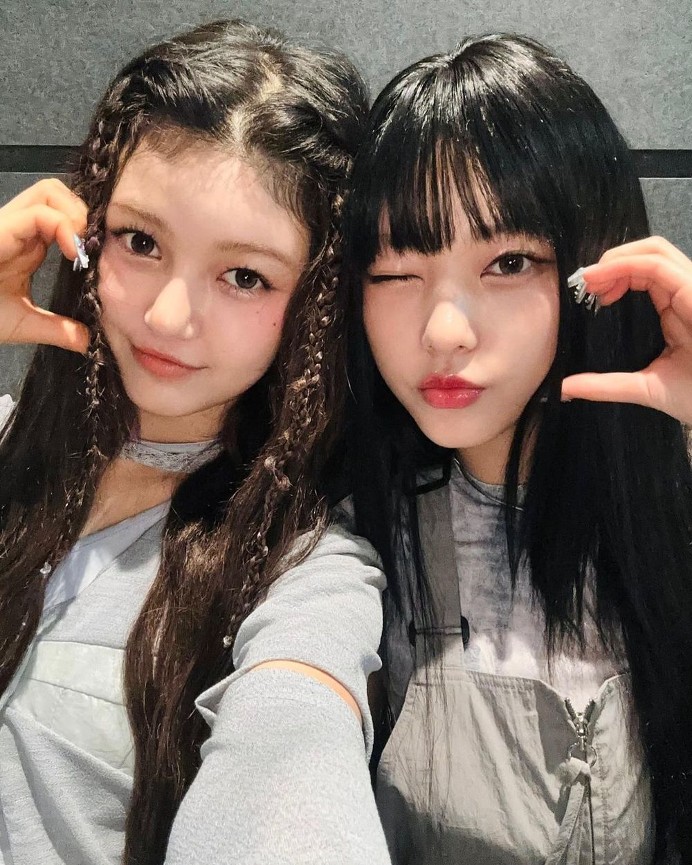 跟朋友出遊怎麼拍才好看？(G)I-DLE、NewJeans人氣女團4招拍出自然閨蜜合照！-6