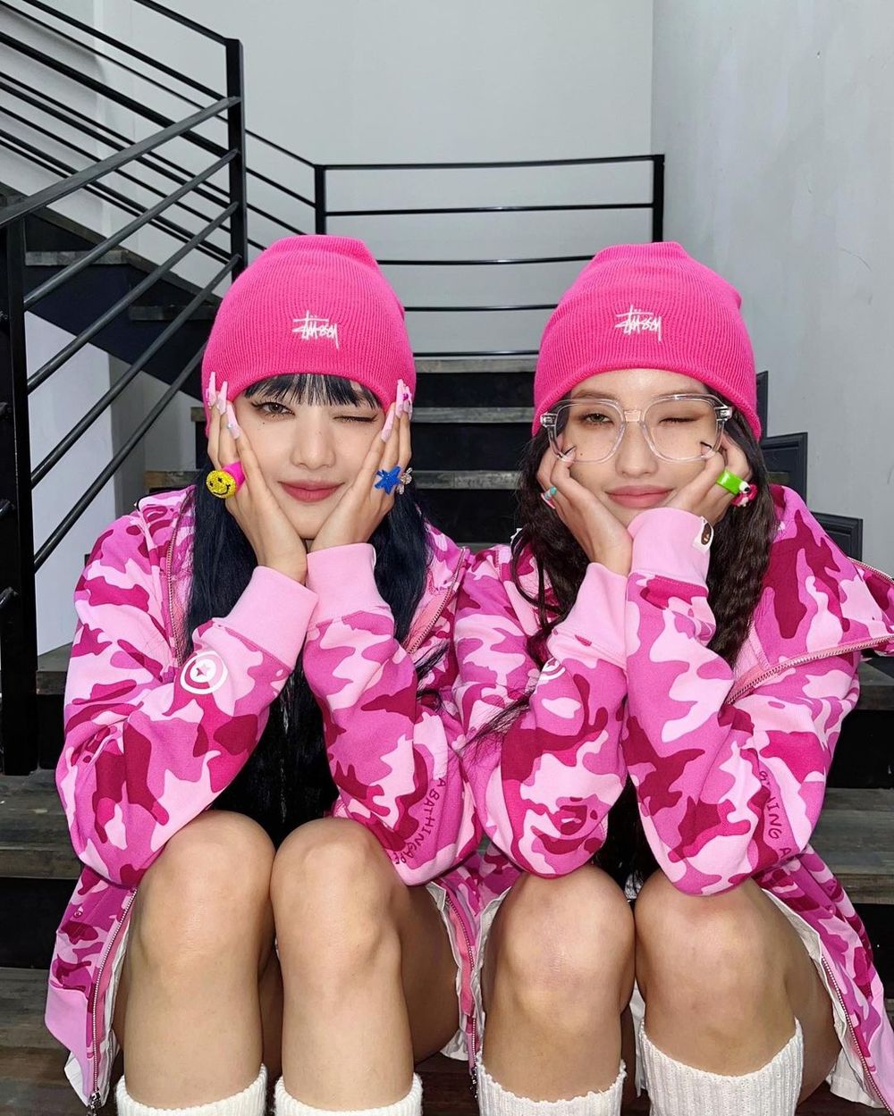 跟朋友出遊怎麼拍才好看？(G)I-DLE、NewJeans人氣女團4招拍出自然閨蜜合照！-5
