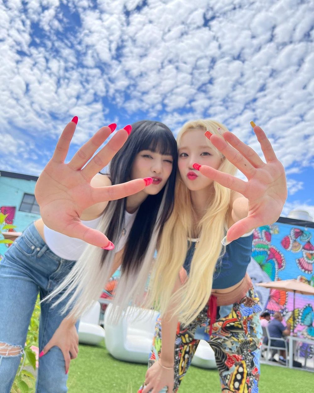 跟朋友出遊怎麼拍才好看？(G)I-DLE、NewJeans人氣女團4招拍出自然閨蜜合照！-7