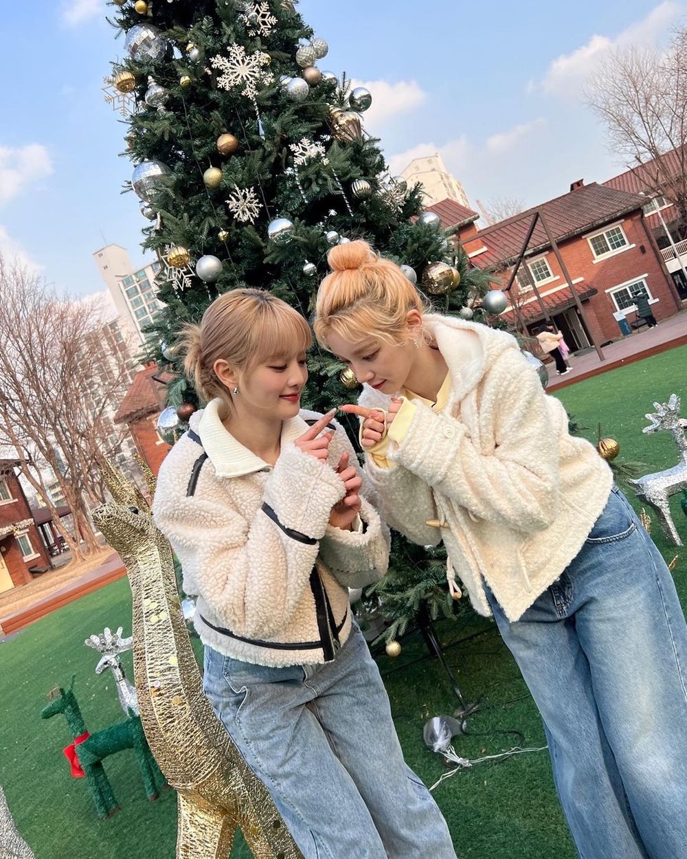 跟朋友出遊怎麼拍才好看？(G)I-DLE、NewJeans人氣女團4招拍出自然閨蜜合照！-8