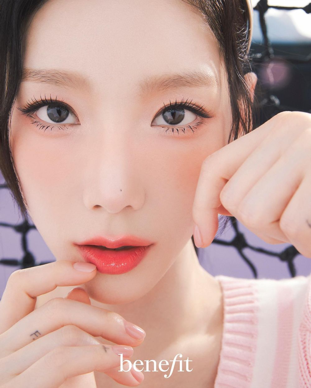 2024新年限定美妝！benefit漸層龍鱗蒲公英蜜粉超美上市，太妍示範開運彩妝5大重點！這部位只要開光，桃花朵朵開！-11