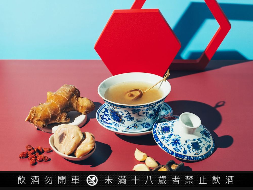 台北必訪人氣酒吧！KOR 把「蒜頭雞湯」做成酒、熱呼呼冬天喝一杯超幸福！-5