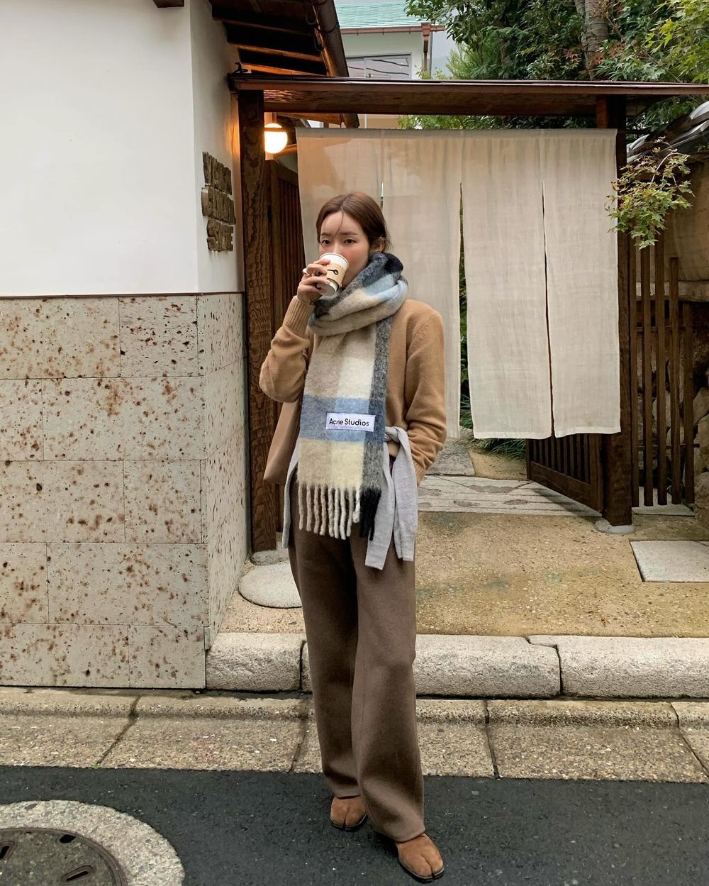 忽冷忽熱必備！冬天5種圍巾圍法穿搭公式！太妍、金裕貞…韓星都靠這招顯臉小！-12