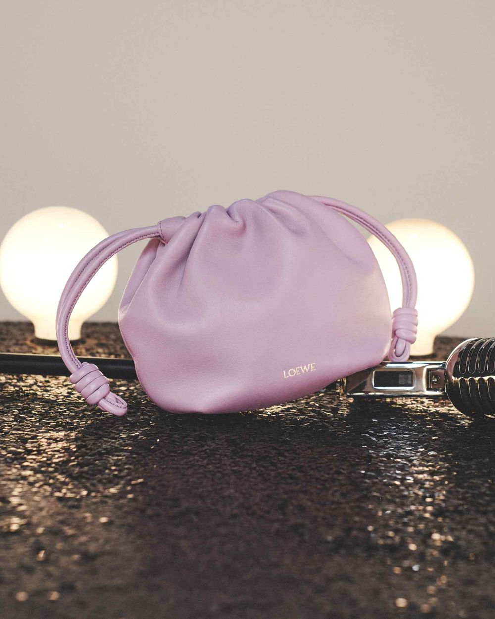 全年只有這時候買得到！LOEWE新年限量「好運澎澎包」楊冪也在揹！-1