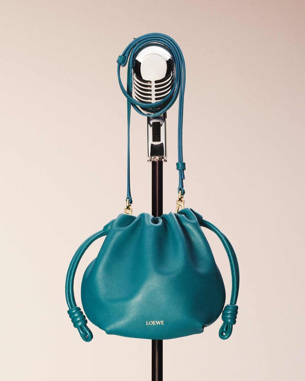 全年只有這時候買得到！LOEWE新年限量「好運澎澎包」楊冪也在揹！-2