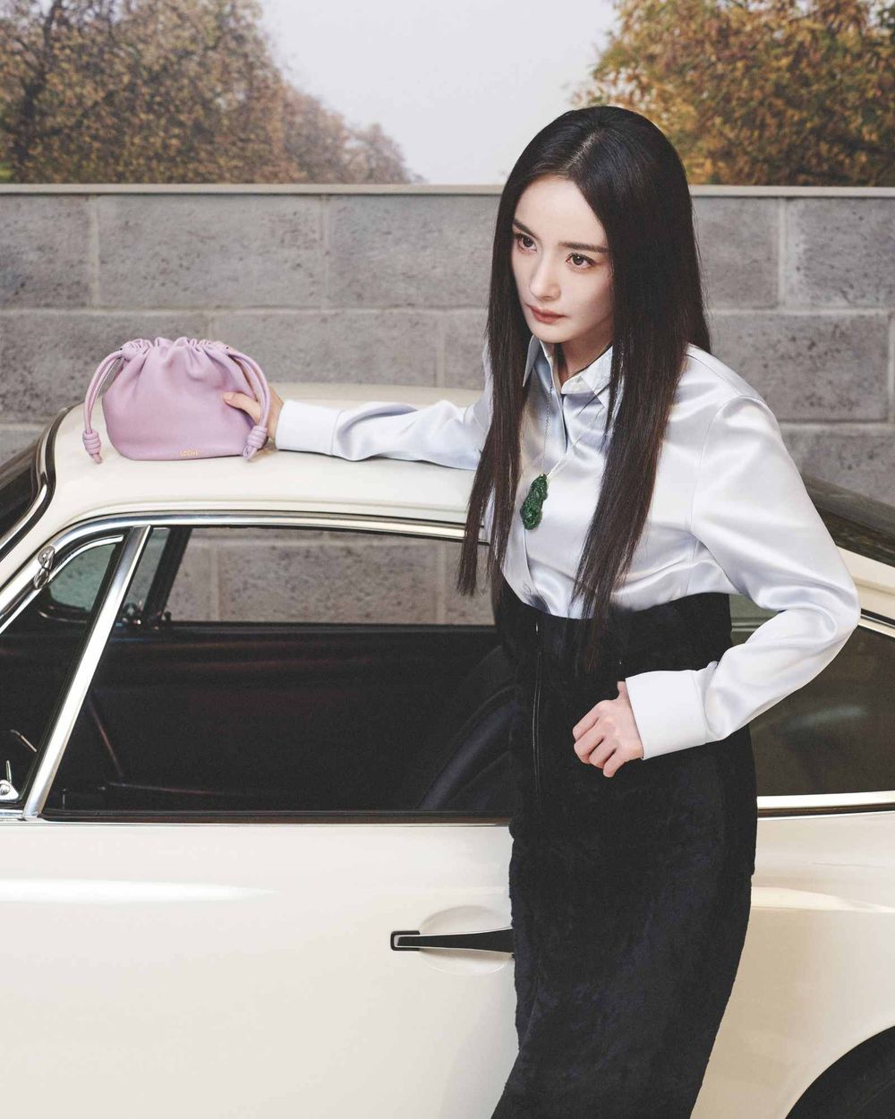 全年只有這時候買得到！LOEWE新年限量「好運澎澎包」楊冪也在揹！-4