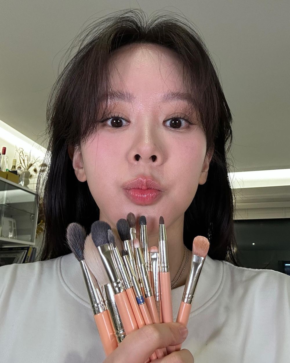 韓網大推明星彩妝師！金惠琳年度總整9款好用粉底推薦，不泛油光最美水光肌、半霧半透女神裸妝...韓妞壓箱底寶藏底妝都在這！-7