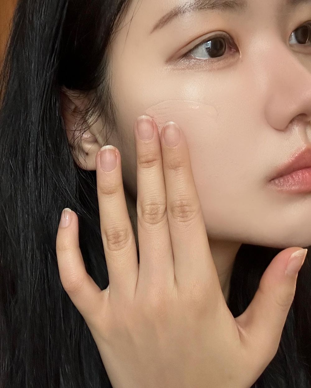 韓網大推明星彩妝師！金惠琳年度總整9款好用粉底推薦，不泛油光最美水光肌、半霧半透女神裸妝...韓妞壓箱底寶藏底妝都在這！-15