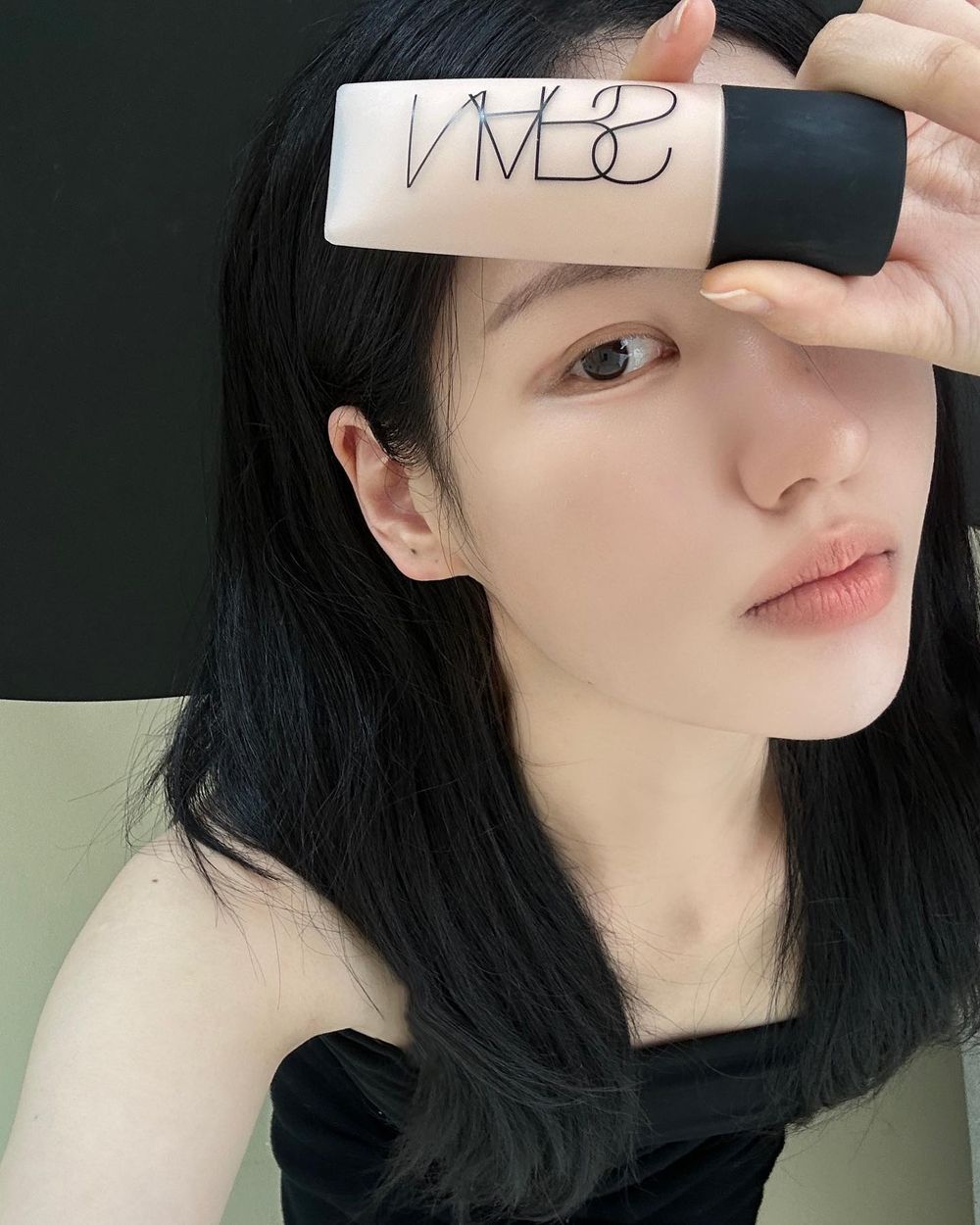 韓網大推明星彩妝師！金惠琳年度總整9款好用粉底推薦，不泛油光最美水光肌、半霧半透女神裸妝...韓妞壓箱底寶藏底妝都在這！-14