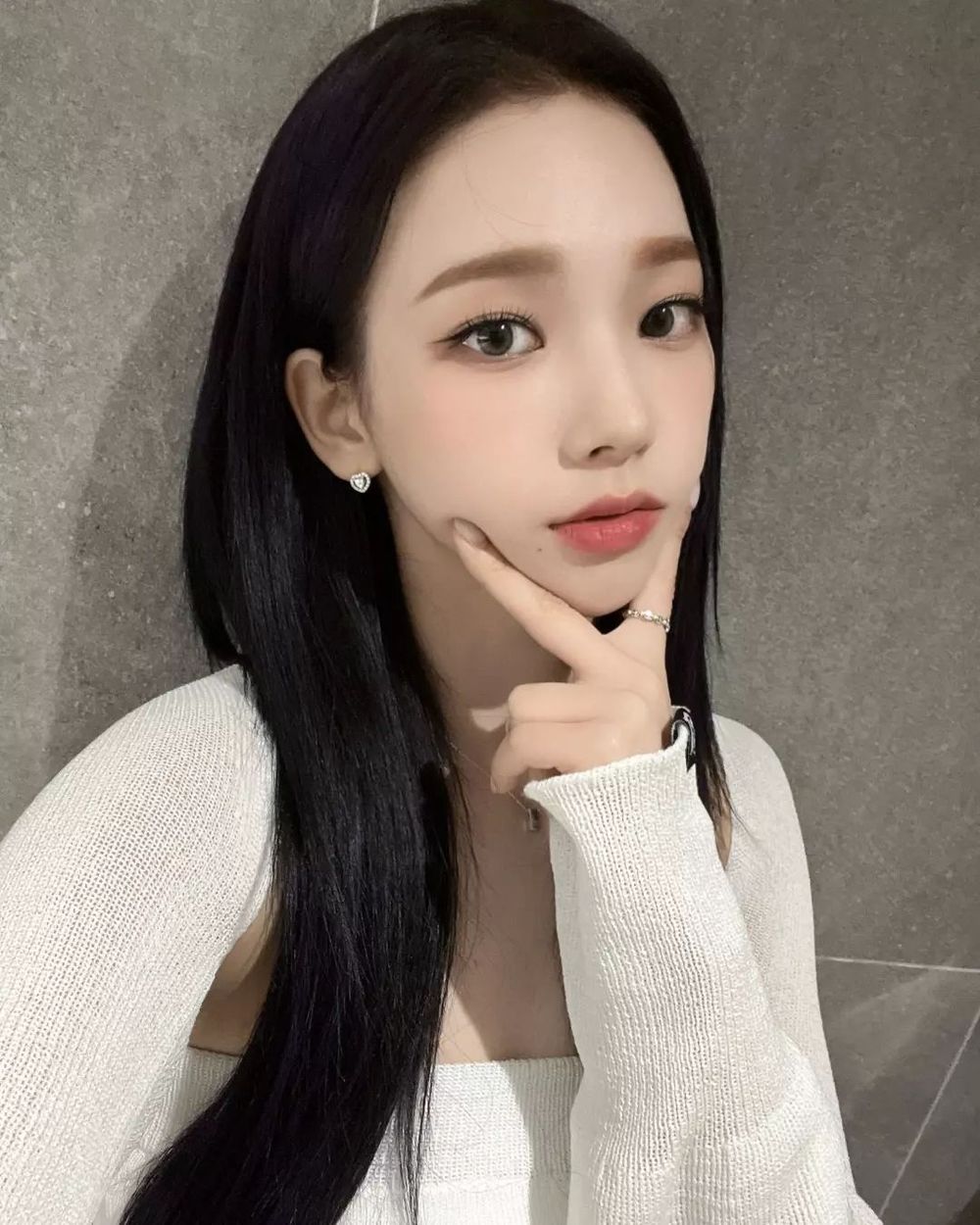 韓國女團保養控、美容秘方盤點！舒華素顏寶寶肌靠吃「這個」、采源愛用化妝水、aespa Karina護唇神器全公開！-4