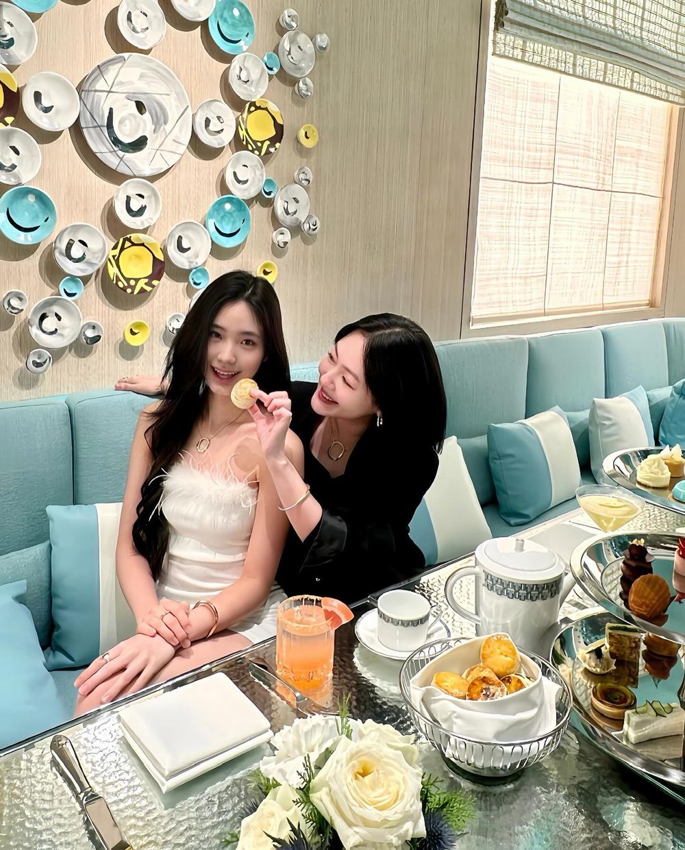 小S與16歲二女兒Lily吃Tiffany咖啡廳下午茶露香肩自拍！顏值超高以為是姊妹！-3