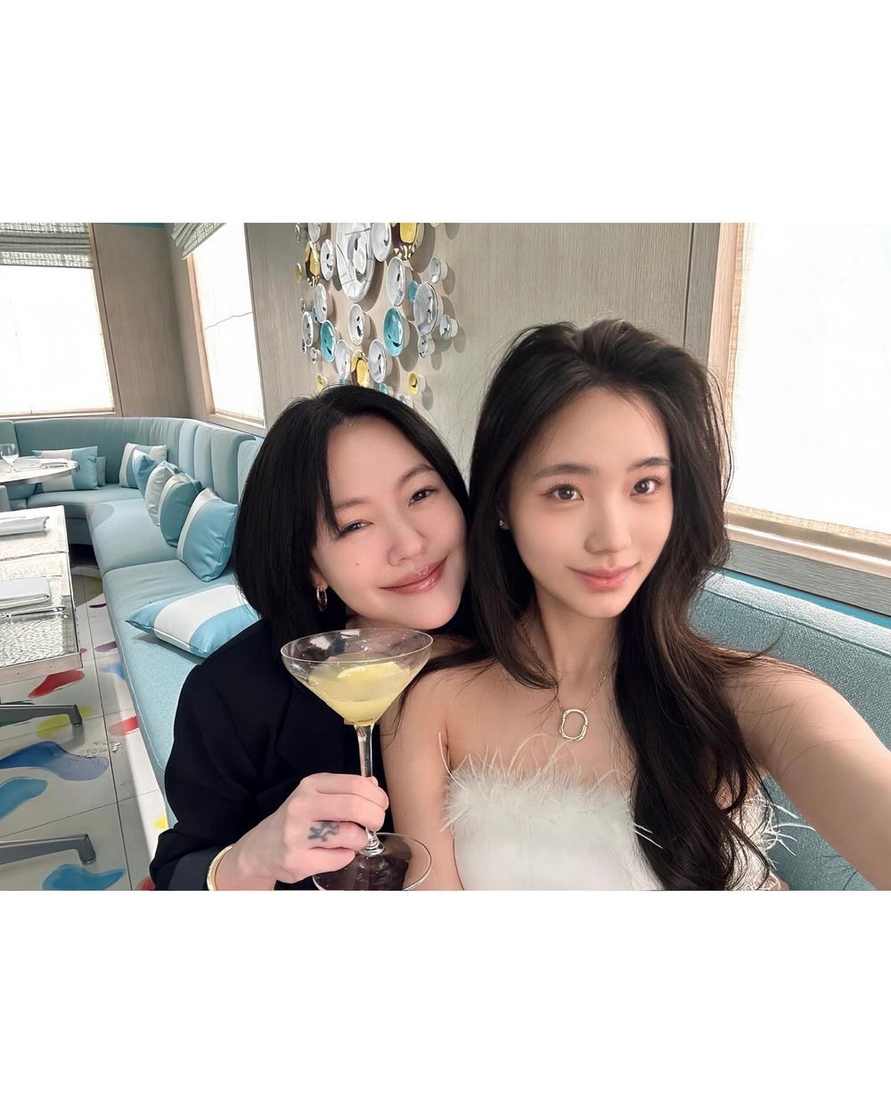 小S與16歲二女兒Lily吃Tiffany咖啡廳下午茶露香肩自拍！顏值超高以為是姊妹！-12