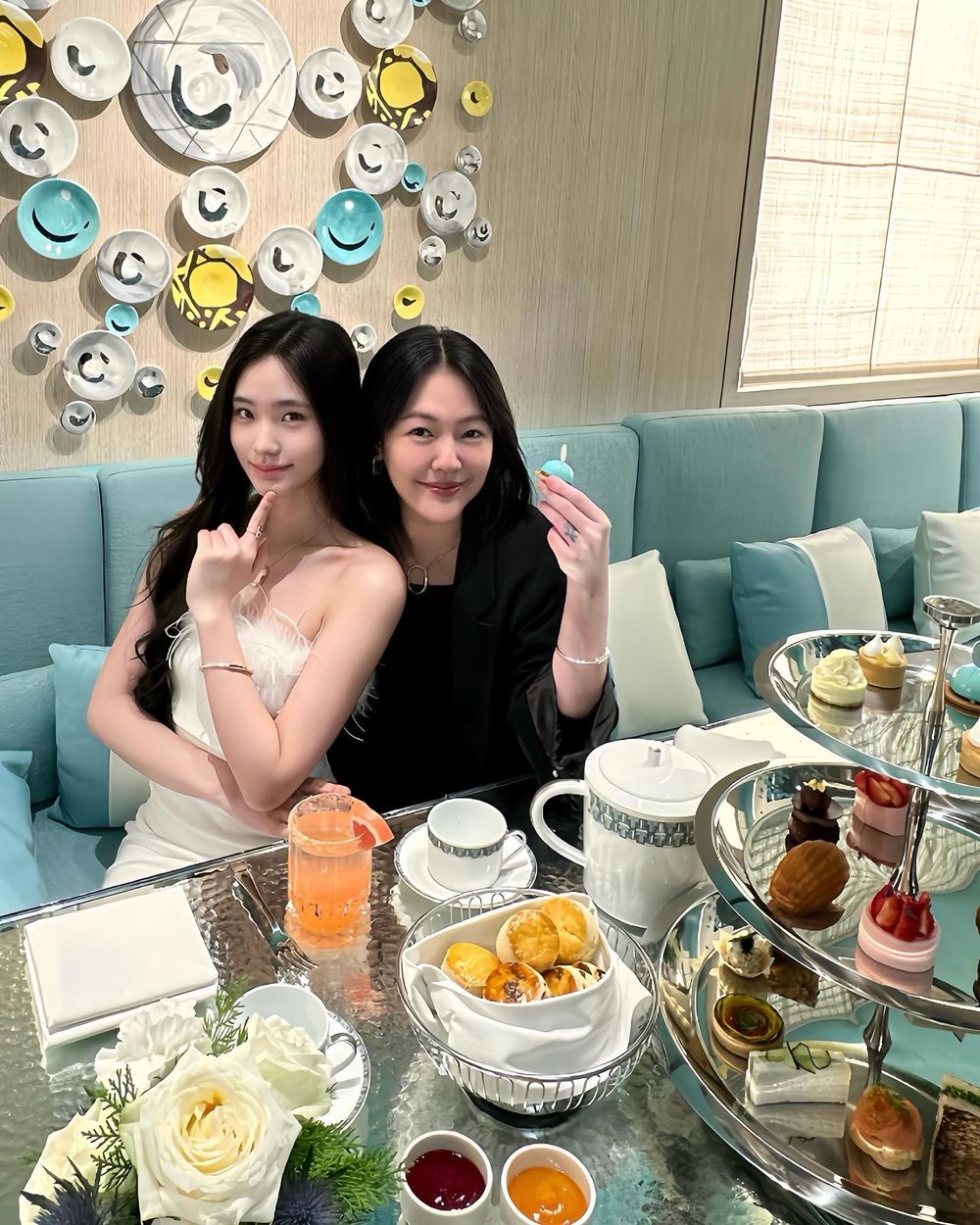 小S與16歲二女兒Lily吃Tiffany咖啡廳下午茶露香肩自拍！顏值超高以為是姊妹！-2