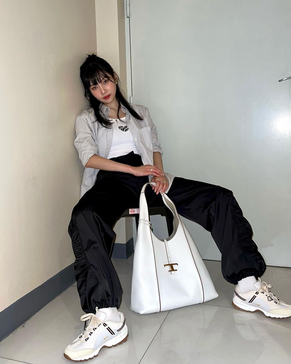 女生必學！4招黑褲「急救級」顯瘦穿搭技巧！蘿蔔腿胖臀瞬間隱形，「這件」百元神褲必買！-6