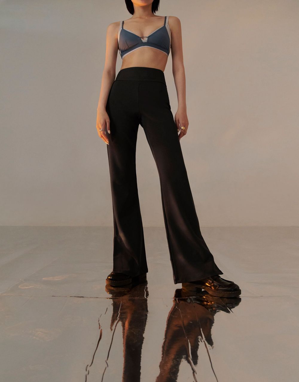 女生必學！4招黑褲「急救級」顯瘦穿搭技巧！蘿蔔腿胖臀瞬間隱形，「這件」百元神褲必買！-11