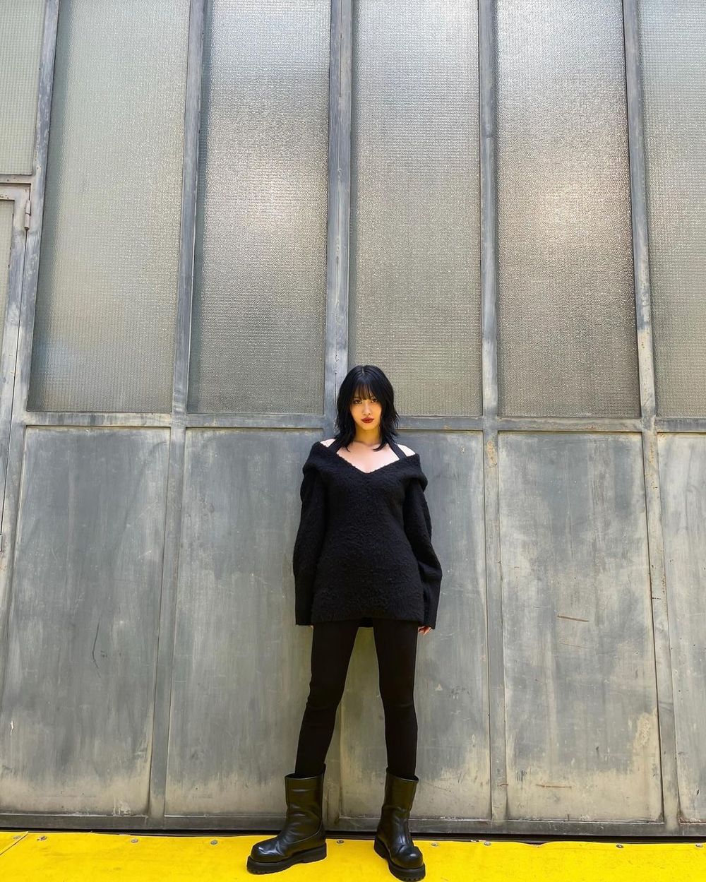 女生必學！4招黑褲「急救級」顯瘦穿搭技巧！蘿蔔腿胖臀瞬間隱形，「這件」百元神褲必買！-4