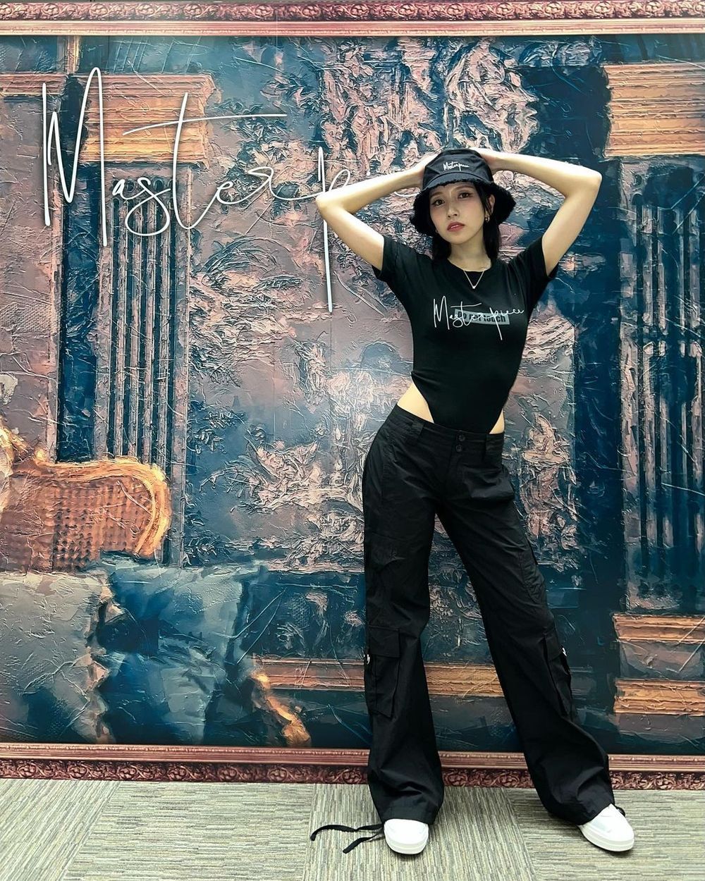 女生必學！4招黑褲「急救級」顯瘦穿搭技巧！蘿蔔腿胖臀瞬間隱形，「這件」百元神褲必買！-7