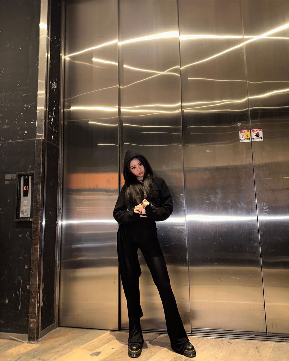 女生必學！4招黑褲「急救級」顯瘦穿搭技巧！蘿蔔腿胖臀瞬間隱形，「這件」百元神褲必買！-15