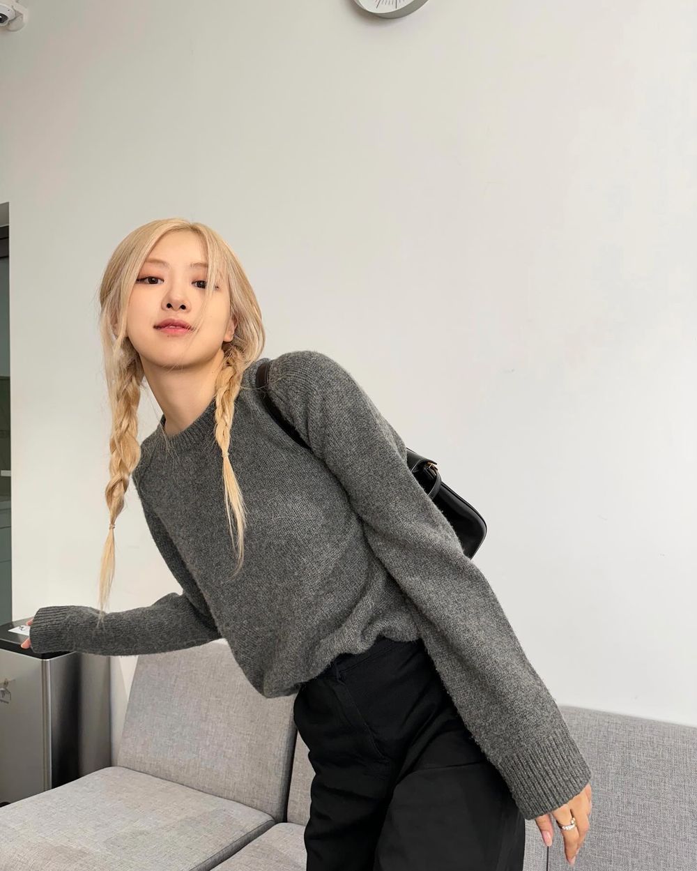 女生必學！4招黑褲「急救級」顯瘦穿搭技巧！蘿蔔腿胖臀瞬間隱形，「這件」百元神褲必買！-16