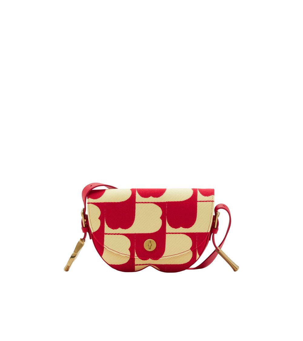 傳說中的終極開運色！Burberry郵筒紅必買單品一次看、「騎士包」湯唯也在揹！-6