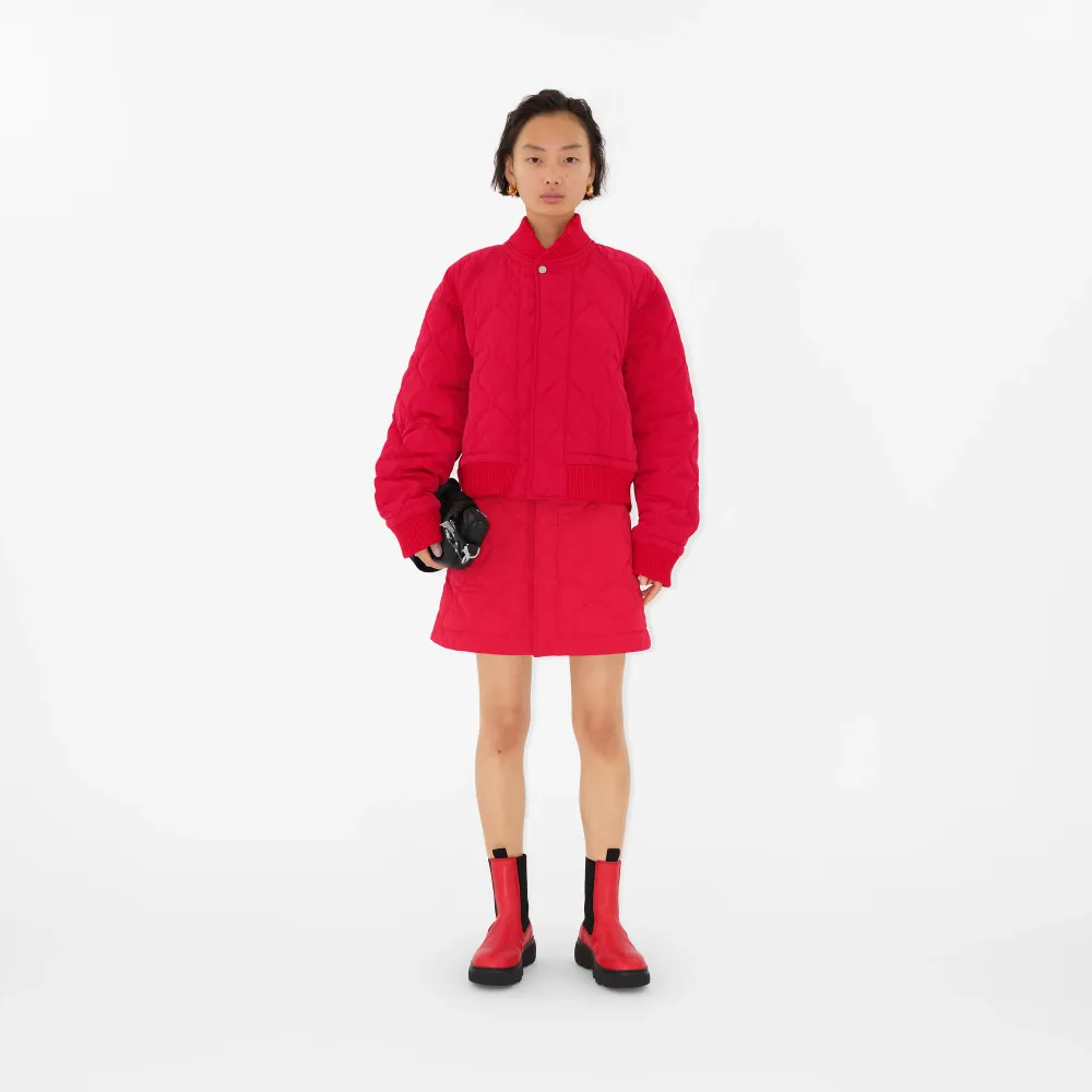 傳說中的終極開運色！Burberry郵筒紅必買單品一次看、「騎士包」湯唯也在揹！-8