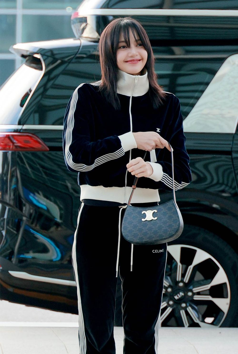 2024上半必買精品包！CELINE新腋下包價格顏色一次看，Lisa愛到狂拎出門！-1
