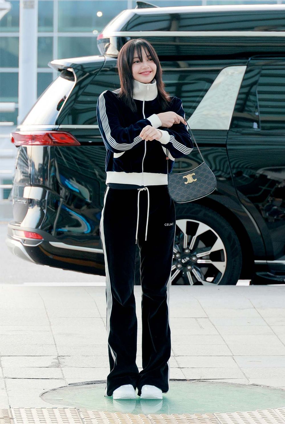 2024上半必買精品包！CELINE新腋下包價格顏色一次看，Lisa愛到狂拎出門！-5