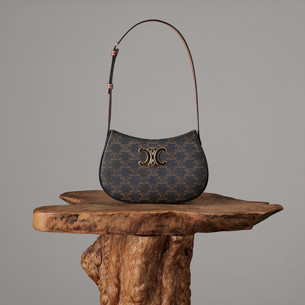 2024上半必買精品包！CELINE新腋下包價格顏色一次看，Lisa愛到狂拎出門！-13