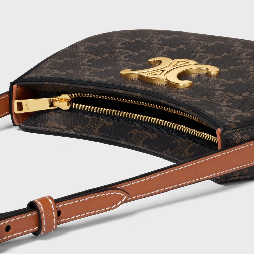 2024上半必買精品包！CELINE新腋下包價格顏色一次看，Lisa愛到狂拎出門！-9