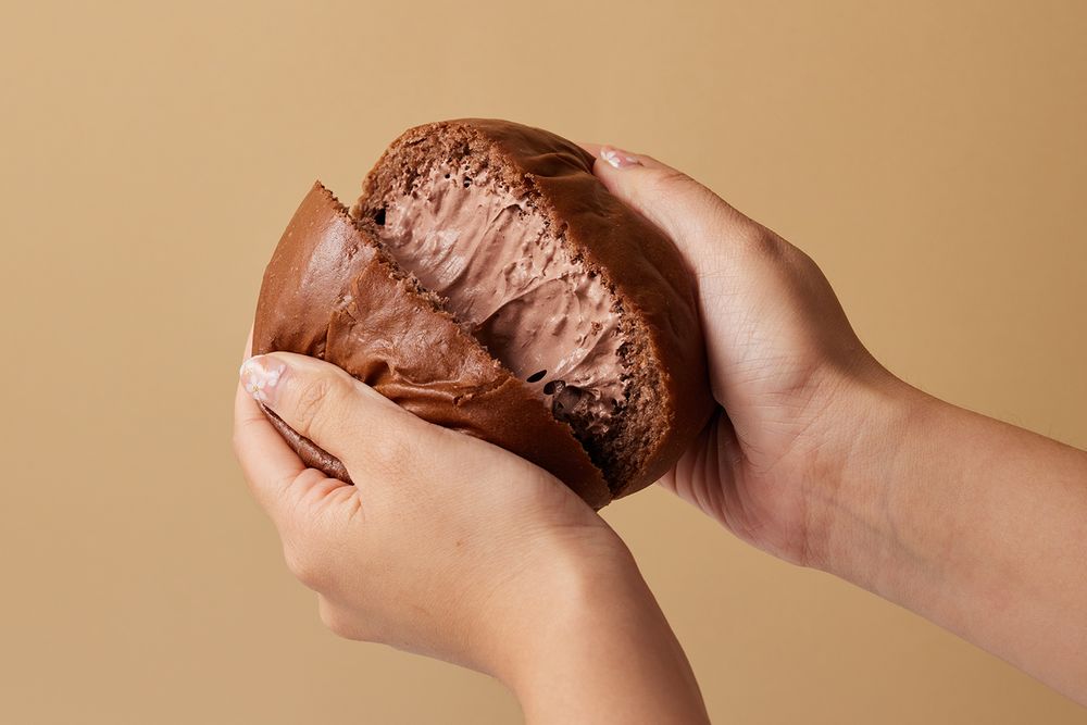 韓國爆賣千萬顆「延世生乳包」台灣也吃得到了！比臉大超療癒麵包價格、哪裡買一次看！-2