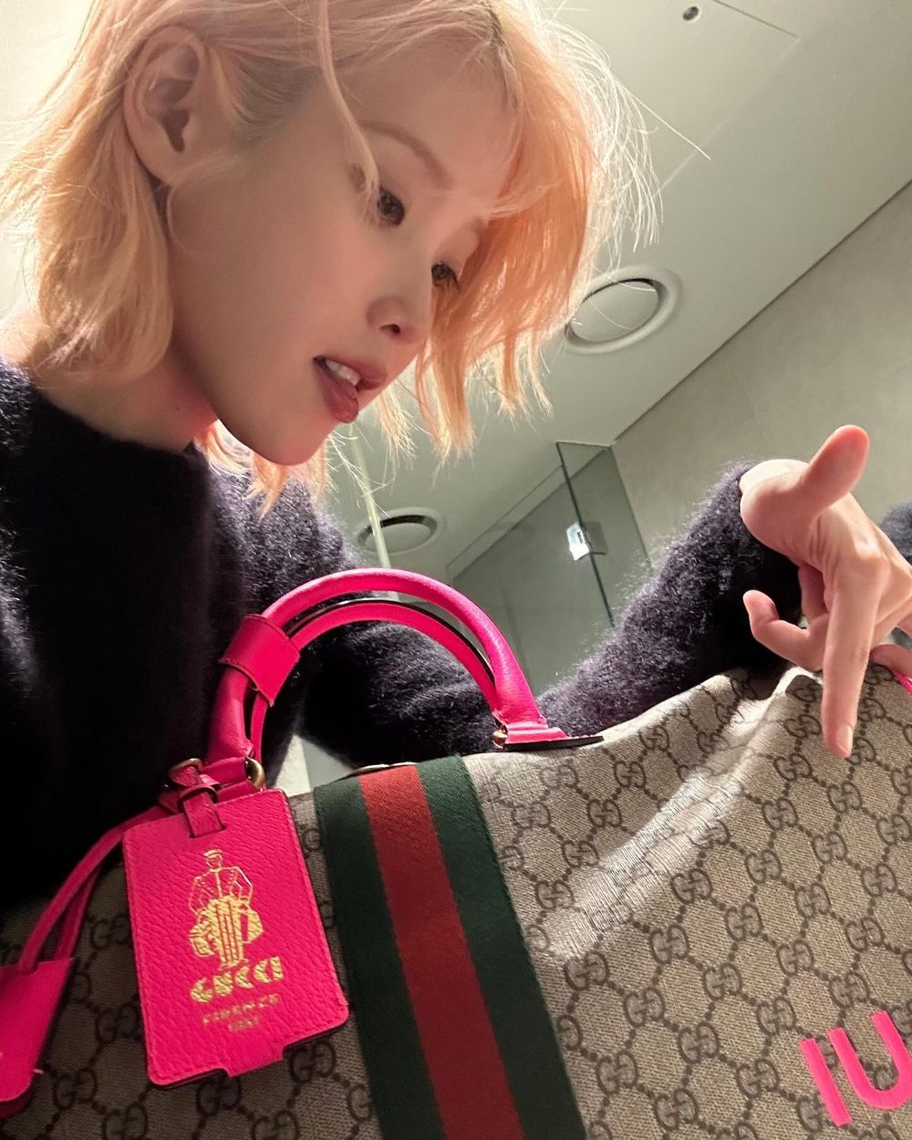 IU染粉金色短髮原因曝光！夢幻精靈穿搭現身機場、手拎GUCCI包秒登熱搜！-7