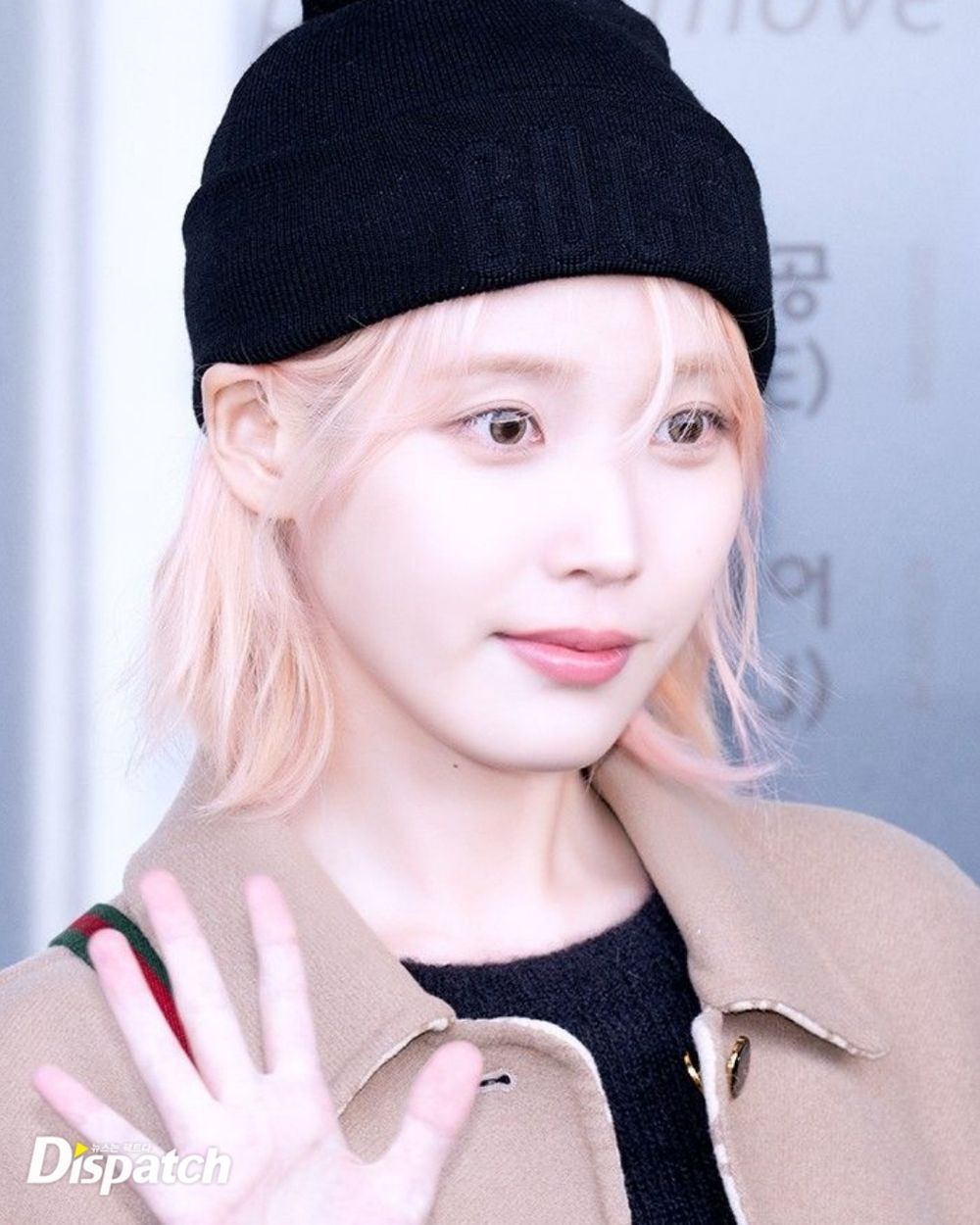 IU染粉金色短髮原因曝光！夢幻精靈穿搭現身機場、手拎GUCCI包秒登熱搜！-2