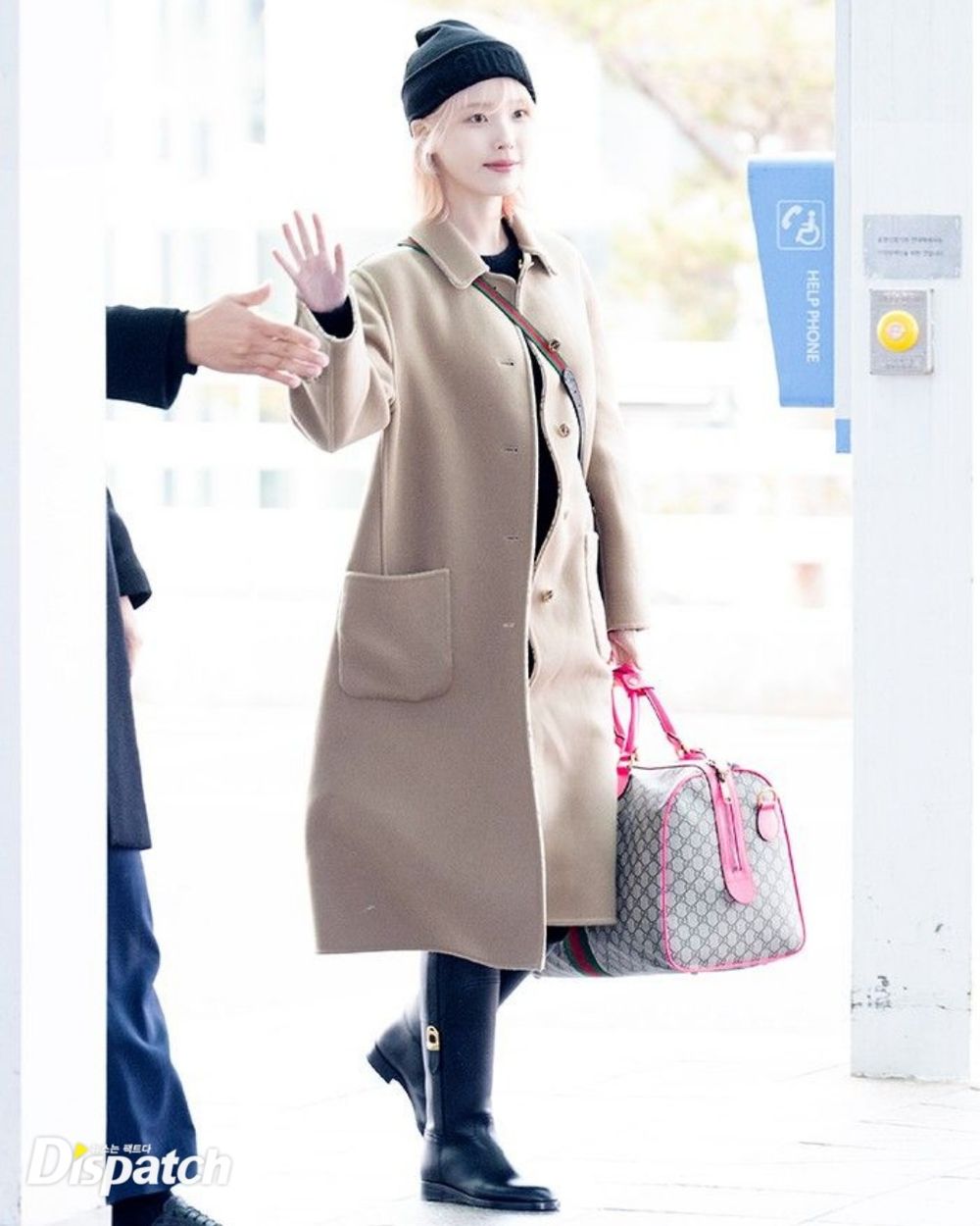 IU染粉金色短髮原因曝光！夢幻精靈穿搭現身機場、手拎GUCCI包秒登熱搜！-5