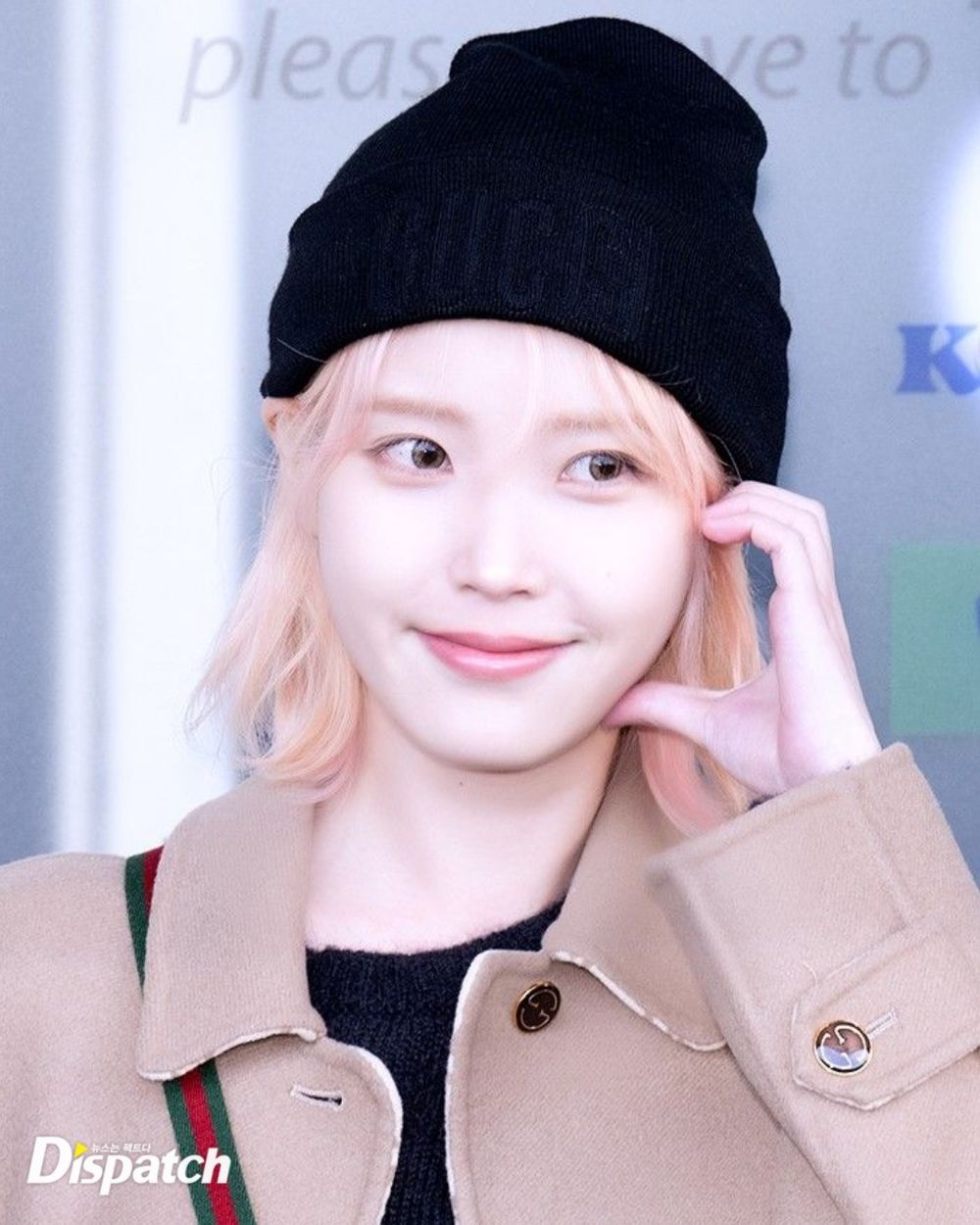 IU染粉金色短髮原因曝光！夢幻精靈穿搭現身機場、手拎GUCCI包秒登熱搜！-3