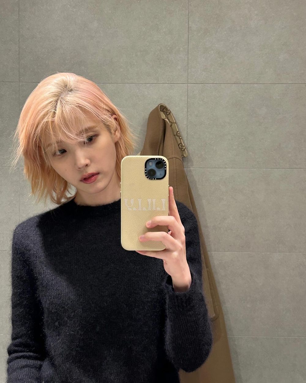 IU染粉金色短髮原因曝光！夢幻精靈穿搭現身機場、手拎GUCCI包秒登熱搜！-8