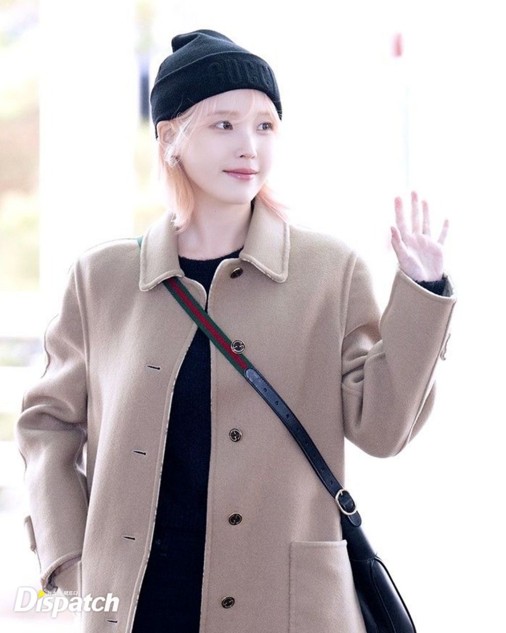 IU染粉金色短髮原因曝光！夢幻精靈穿搭現身機場、手拎GUCCI包秒登熱搜！-4