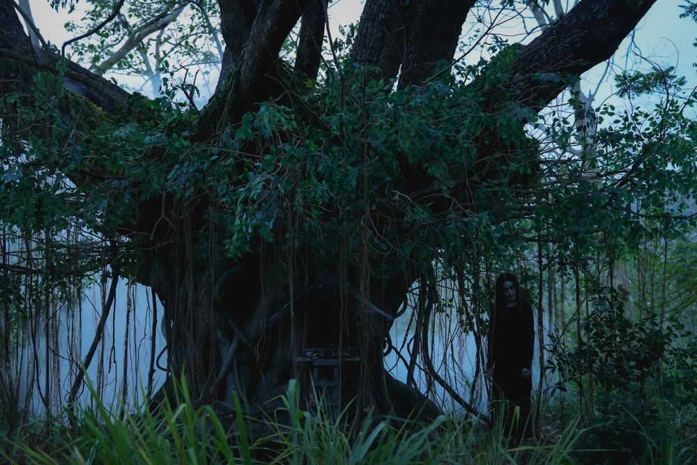 泰國首部IMAX鬼片《鬼聲泣》挑戰影史上最多鬼畫面，駕駛半夜開車遇成群長髮女鬼吊樹！-8