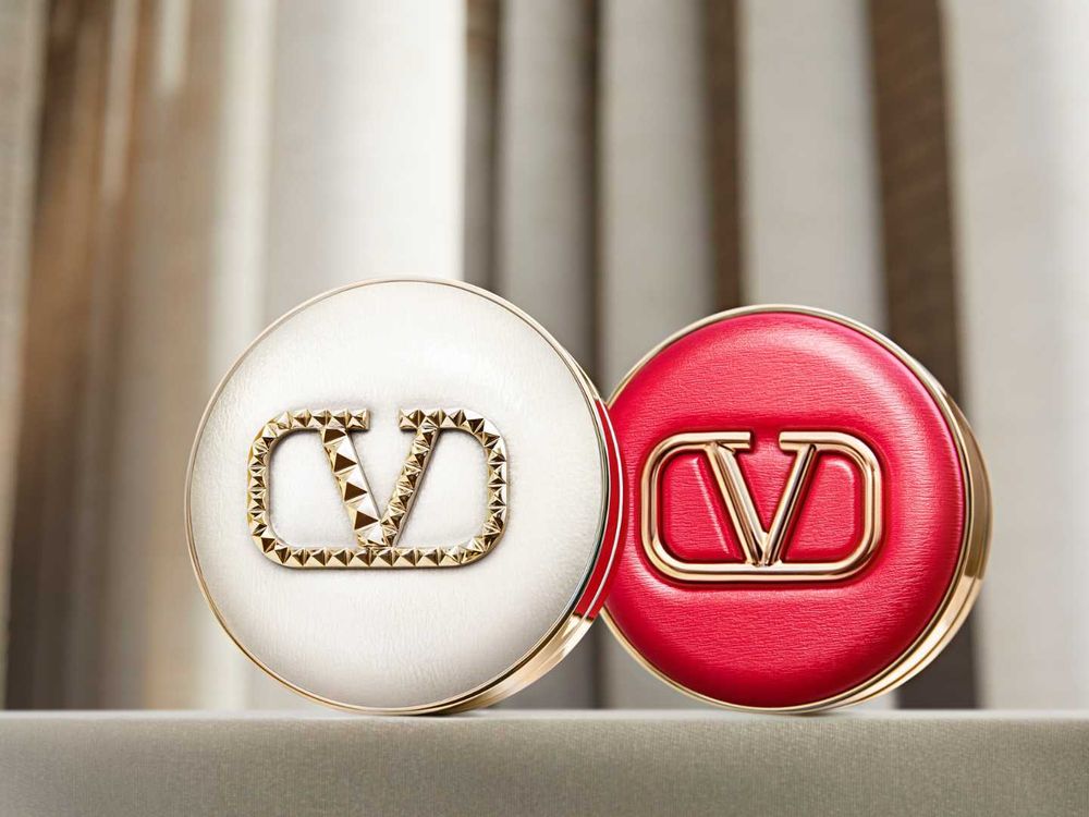 2023氣墊粉餅推薦！VALENTINO BEAUTY「鉚釘白金光感氣墊」一拍一抹、女神光感底妝完成，此生必擁有一顆！-5