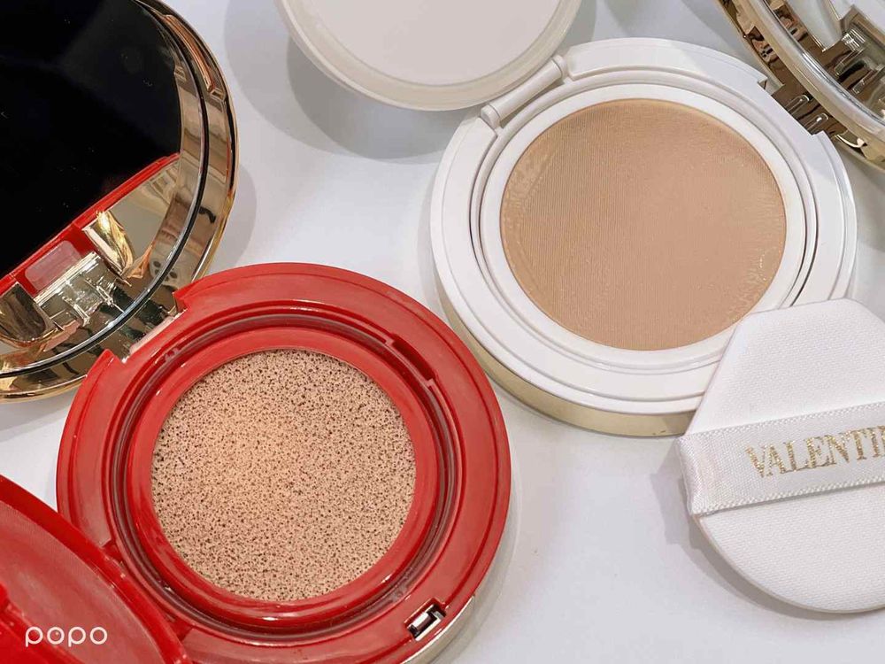 2023氣墊粉餅推薦！VALENTINO BEAUTY「鉚釘白金光感氣墊」一拍一抹、女神光感底妝完成，此生必擁有一顆！-4