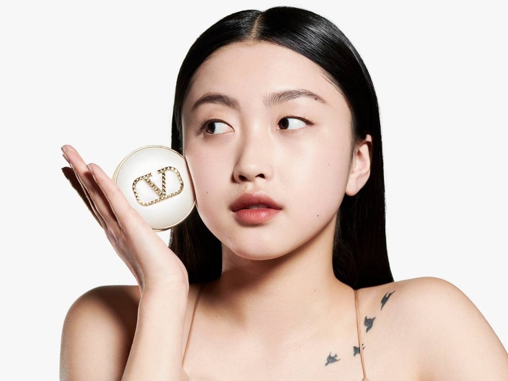2023氣墊粉餅推薦！VALENTINO BEAUTY「鉚釘白金光感氣墊」一拍一抹、女神光感底妝完成，此生必擁有一顆！-3