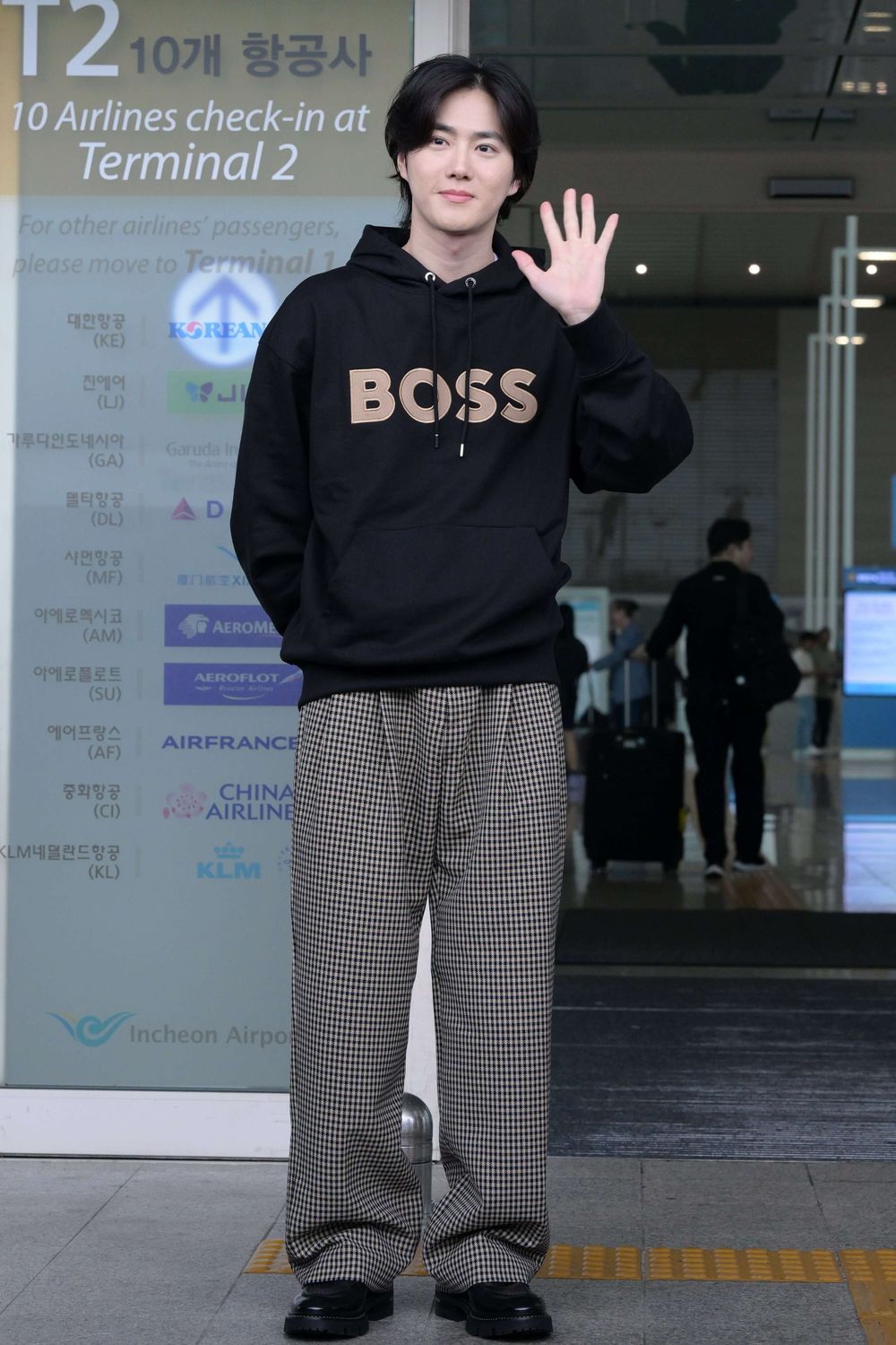 長腿歐霸李敏鎬、EXO隊長SUHO為BOSS米蘭時裝週現身機場，穿搭帥出新高度！-8