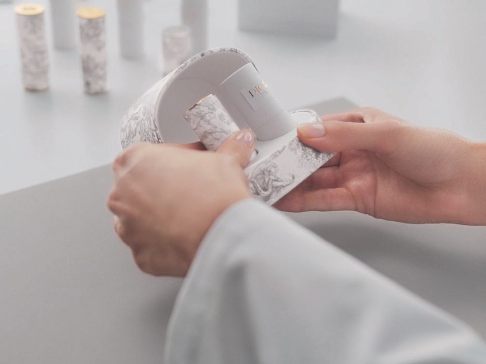 史上最頂級口紅登場！DIOR「高訂陶瓷精品唇膏」法國白金陶瓷、18K金LOGO蓋、24K黃金微粒體...，極致奢華細節！-6