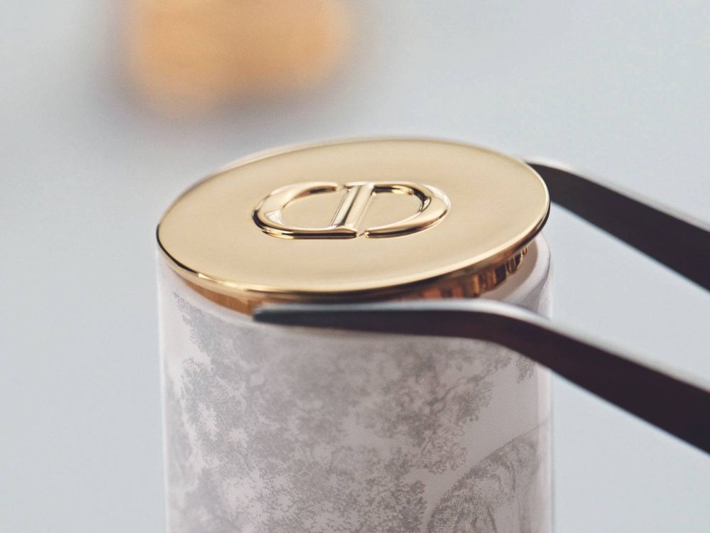 史上最頂級口紅登場！DIOR「高訂陶瓷精品唇膏」法國白金陶瓷、18K金LOGO蓋、24K黃金微粒體...，極致奢華細節！-19