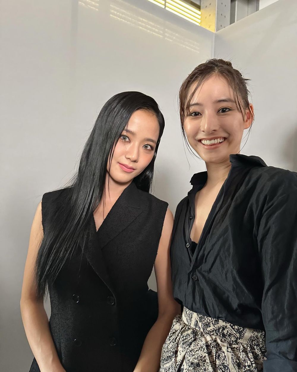 新木優子再化身小粉絲！DIOR大秀與JISOO、Apo、泰版杉菜世紀大合照！網：太可愛了吧！-1